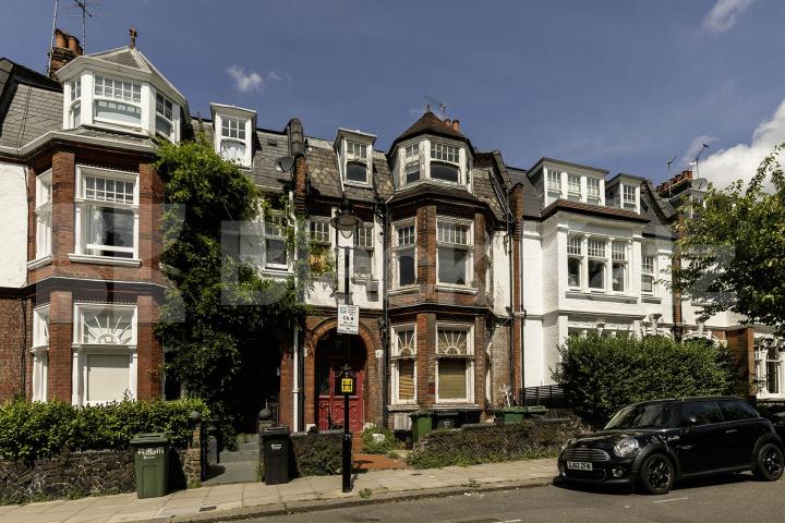 Beautiful bedsit set on the first floor of a period conversion Howitt Road, Belsize Park